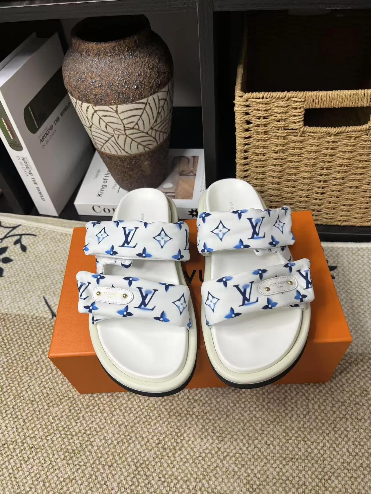 P340 yuan LV Louis Vuitton Full of high-end feel! A popular model among bloggers at home and abroad, it’s retro and fashionable, and looks stunning on your feet! Mainly recommended model on the official website★ ━━━━━ ЅᏇєєt ━━━━━ ▪️Upper: original calfskin ➕5D printing process ▪️Inner: imported mixed sheepskin ▪️Outsole: original molded foam outsole ▪️Size: Female 35-40 Men's 39-44 (women's 41 men's 45)